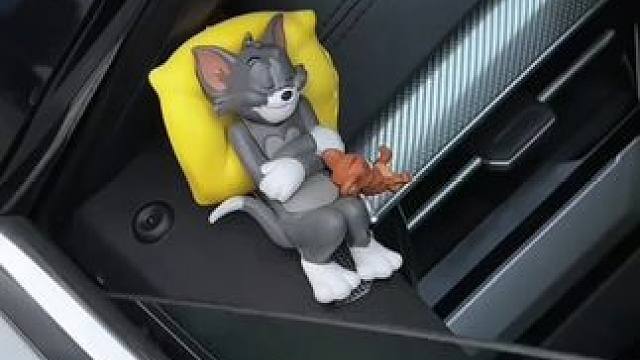 #呆萌呆萌 #创意摆件 越看越治愈！！汤姆和杰瑞放在车里真的太可爱了！摆在车里满满的童年回忆！#车载