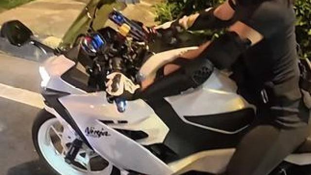 头盔一戴，谁都不爱！骑帅不骑快，快乐自己踩⭐#摩托车 #机车小姐姐 #骑行日常