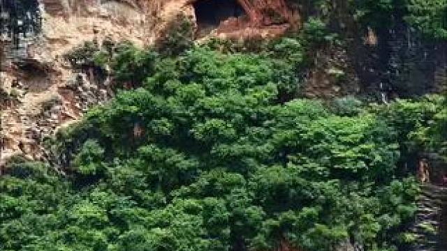 贵州毕节九洞天崖壁上，发现无数个神秘山洞，山洞内整整齐齐砌着砖墙，如此高的地方，究竟是如何上去的，又