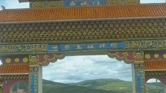 “洁白的仙鹤啊，请借我一双翅膀。我不去遥远的地方，只到理塘就转回”天空之城理塘县，无数人心中的诗和远