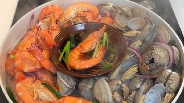 买了36元虾和花甲，用来清蒸，鲜甜好吃C（天热不想炒菜，可以试试这样焗的海鲜，鲜甜好吃