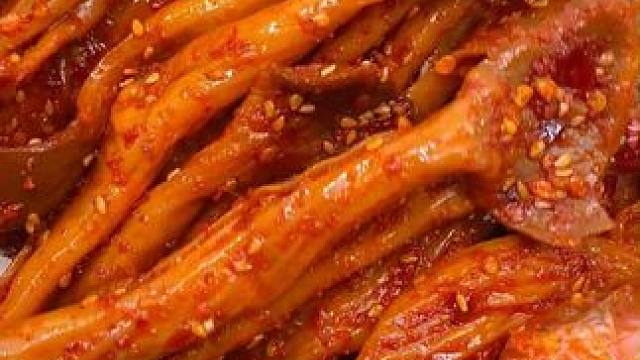 香香辣辣的鸭脆肠处理的特别干净，吃起来也没有一点异味#好吃到停不下来 #追剧小零食 #零食推荐