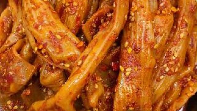 香香辣辣的鸭脆肠处理的特别干净，吃起来也没有一点异味#好吃到停不下来 #追剧小零食 #美食分享