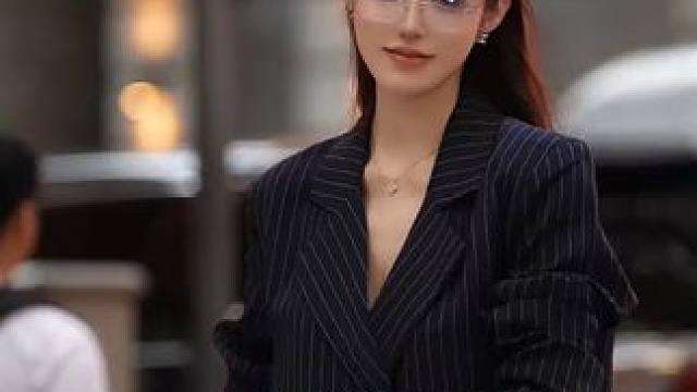 眼里全是对自己的欣赏
#网红车模第一天团