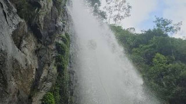 瀑布里冲下来个美女
#户外 #惊险刺激 #危险动作请勿模仿 #绳索技术 #夏天的味道