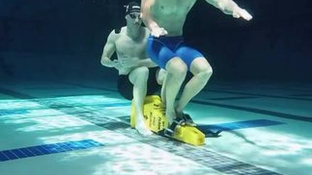 水下龙舟划桨有趣的自由潜水水下憋气训练！ #游泳 #游泳训练 #学游泳 #自由潜水