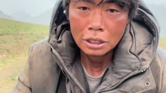 下雨了衣服都打湿了，骑行西藏新疆第325天 #骑行西藏 #骑行新疆 #记录真实生活 #刘不韦 #旅行