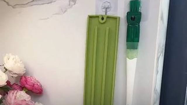 厨房锅盖没地方放的，可以用这个#硅胶锅盖沥水垫 ，有个小缝就可以放进去， 锅盖，菜板炒菜勺等都可以放