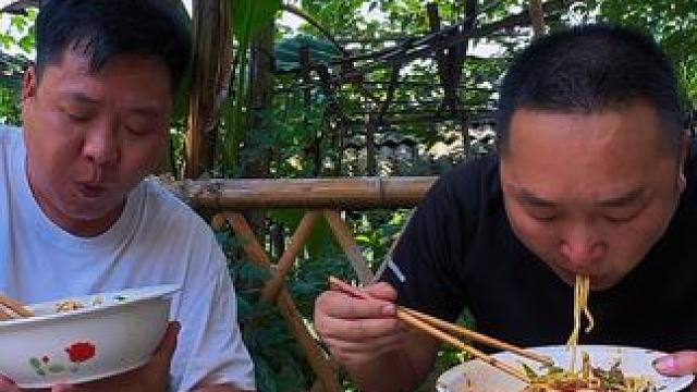 这季节的辣椒真好吃，炒点牛肉配上一大碗面，嗦得真过瘾！ #我的乡村生活 #下饭菜 #人间烟火 #新农