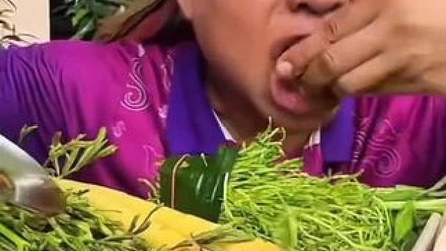 手剥笋酸辣浇汁️新鲜大毛蛤 #美食 #户外美食 #泰国美食 #内容启发搜索