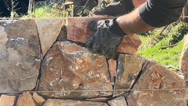 石头围墙的砌筑！ #手艺人 #砌墙 #手艺匠人 #石头工艺