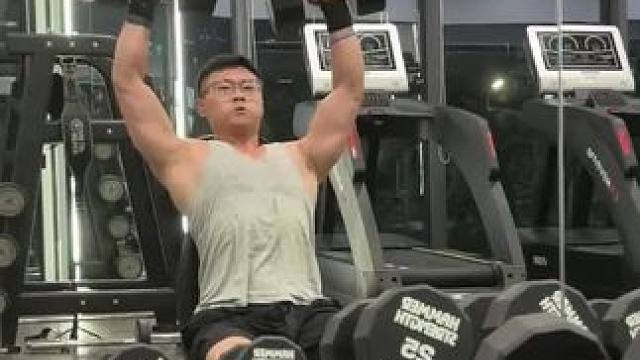 #哑铃推肩挑战 终于突破32.5公斤了，但还不够稳定，请忽略狰狞的表情#健身日常