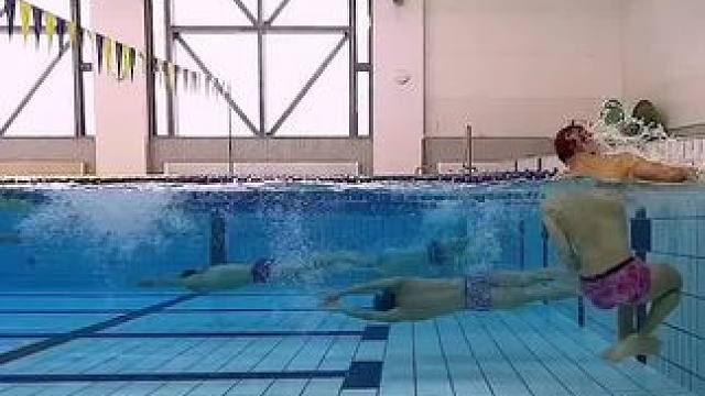 水下视角欣赏仰泳动作，标准游泳动作太丝滑了！ #游泳 #游泳训练 #仰泳