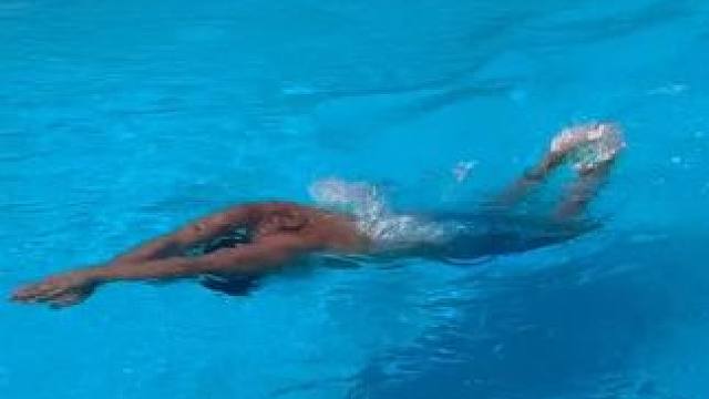 海豚打腿搭配其他泳姿毫无违和感，你更喜欢哪个组合！ 1⃣️海豚腿搭配蛙泳抱水
2⃣️海豚腿搭配自由泳