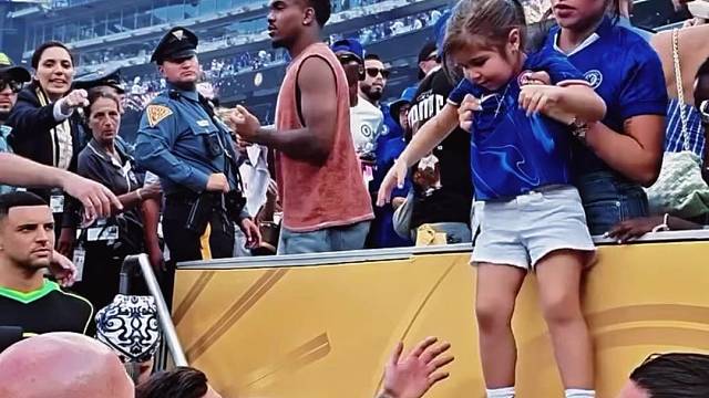 恩佐抱着两个孩子享受冠军时刻，很心系家人