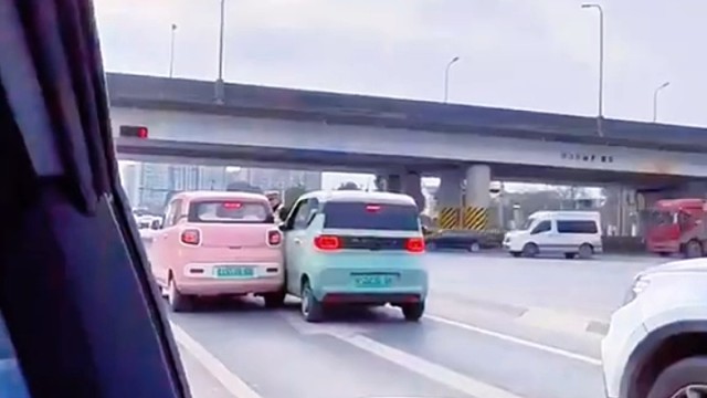 并排之前谁在后面谁全责    不是看撞上的时候    前面一辆正常行驶时   强行挤上去就已经是危险