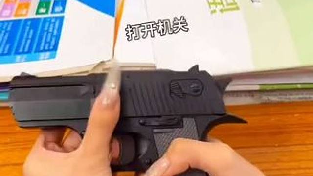 好朋友送的何晨光的枪！整蛊的双面水枪！太好玩啦！ #水枪 #何晨光的枪 #抽象 #解压