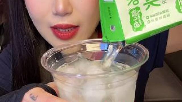 无添加，配料表干干净净的100%椰子水 天然电解质水 平时不爱喝碳酸饮料不爱喝甜腻的姐妹们 椰子水是