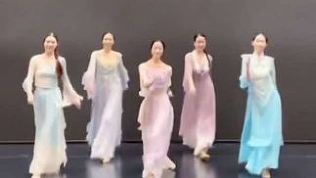 正在向你走来的是亦舞“舞产阶级”女团！8月10日，邀请你们来看我们的四周年庆典演出！#亦舞文化舞蹈工