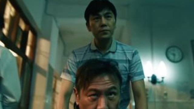 卢少骅带老鬼来到妻子所在的医院，拜托妻子治老鬼的枪伤。妻子担心被连累，但卢少骅向其保证不会有事。不料