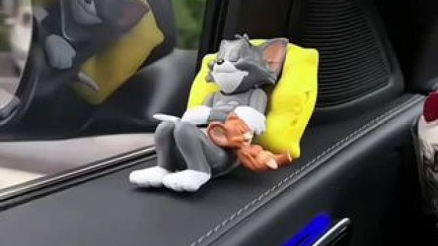 #上热门#创意摆件 #霸气十足 汤姆和杰瑞放在车里真的太可爱了！摆在车里满满的童年回忆！越看越治愈哦