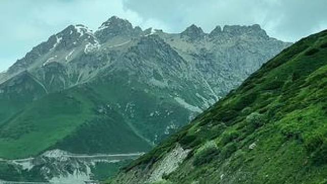 踏入独库公路乔尔玛段，恍若闯进绿野仙踪。#独库公路 #带你看新疆 #自驾旅行记录 #创作者中心 #创