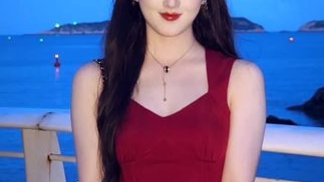 那芦苇微微有没有妖妖漂亮呀？ 温州洞头的蓝调好美，是明艳的贝微微呀#红裙#贝微微#古早#明艳动人 #