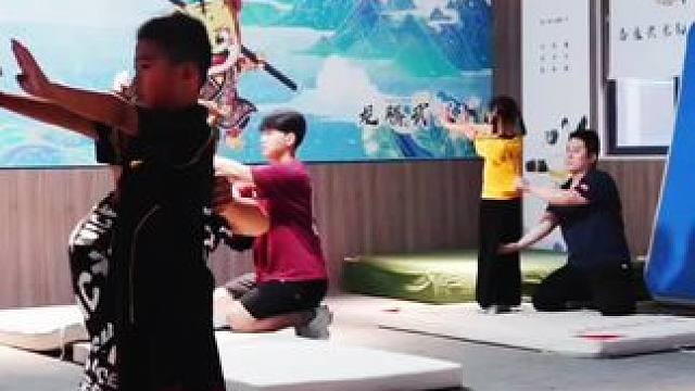 往前走吧，带着勇气和笃定，你要去的地方，春暖花开，自有安排。