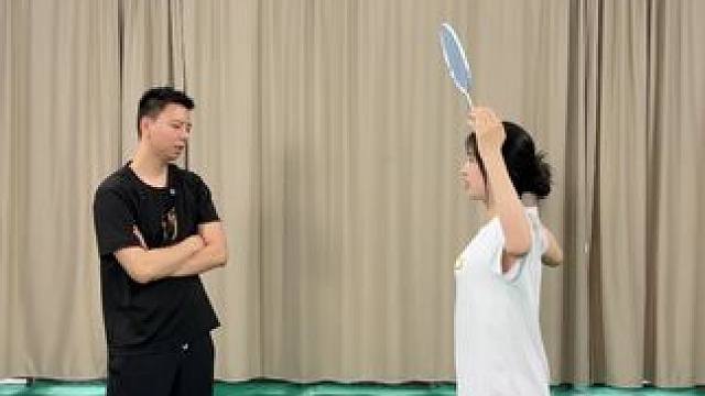 挥拍重心不稳，转身慢的原因解析 又慢又不稳，方向可能错了#羽毛球 #打羽毛球女生