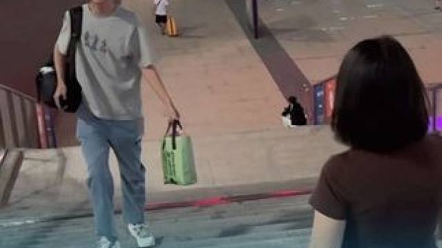 油工发小突然来找我玩，妈妈晚上12点非去接他，对他是真好啊 #朋友 #温馨 #充电宝 #iphone