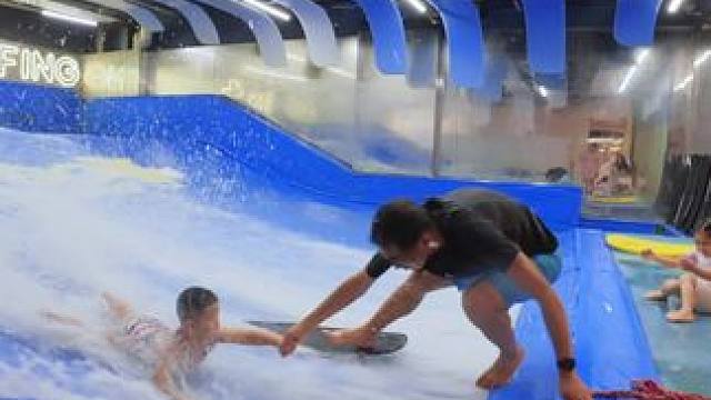 小老弟掉进水里一次上来有点不敢了哈哈哈#卢克冲浪搞笑视频 #冲浪教练luke #冲浪教学#室内冲浪#