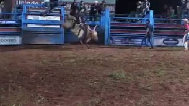 骑牛大舞台，命硬你就来！ #极限运动 #骑牛大赛#专业动作请勿模仿 #危险动作请勿模仿