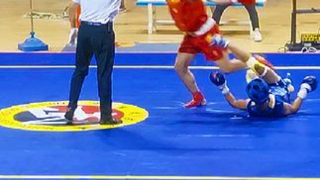 拳台之上，热血正燃
远踢如鞭，破开距离的防线；近打如雷，拳拳都藏着力量；贴身一摔，巧劲定胜负。
汗水