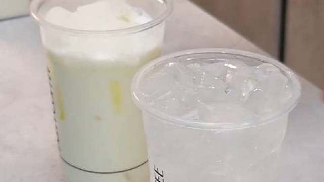 夏天标配✨冰拿铁提神抗倦，一口驱散暑气困意；柠檬ade酸甜沁爽，气泡带着凉意蹦跳。双倍清凉，续命又解