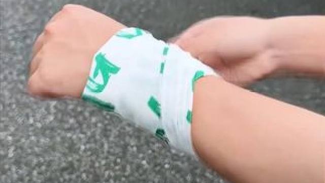 这也#太凉快了 ！德佑这个凉感小毛巾，挂脖子上或者缠手腕上，天热出门再也不怕出汗闷热了！#清凉一夏 