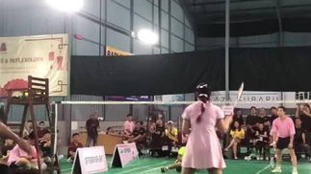 粉色衣：这一局我不A#羽毛球 #老嫂子#打羽毛球女生的快乐你不懂