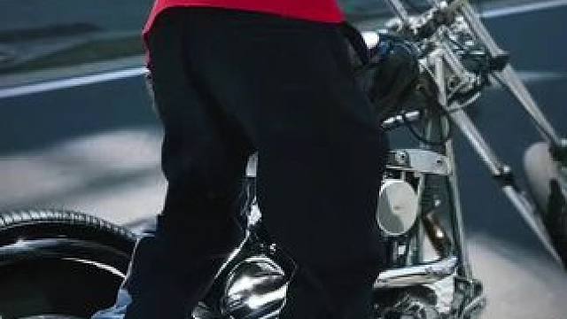 当别人在堵车时计算油耗，我们正用胎痕在荒路上写诗。  #机车 #复古车 #骑帅不骑快