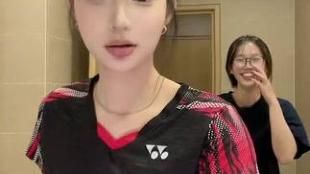 喜欢左边还是右边#打羽毛球女生