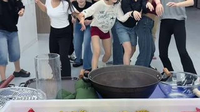 公司开了个大单，给员工发福利 #办公室游戏 #搞笑#正能量 #爆笑办公室