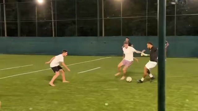 降维打击内马尔现身野球场，戴着门将手套一条龙突破...