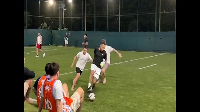 降维打击内马尔现身野球场，戴着门将手套一条龙突破...