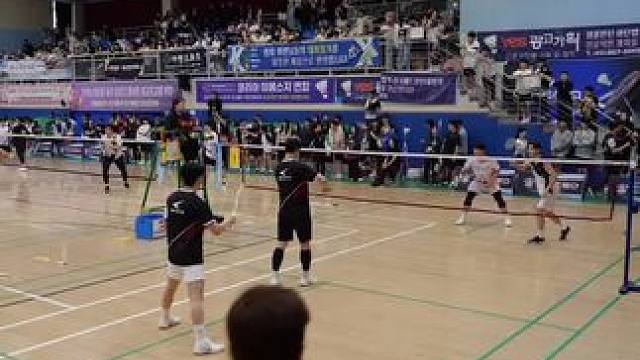 男生打球一般都没有3心眼的#羽毛球 #享受羽毛球带来的快乐 #精彩瞬间 #羽毛球比赛