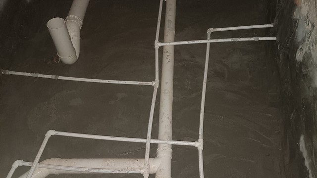 20多年老房子翻新记_第12天，厕所防水层找平