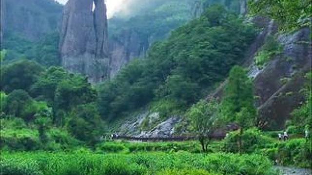 风景如画，心情如歌。大龙湫的景色，令人陶醉其中。