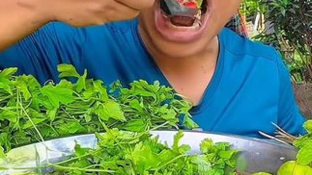 午餐吃辣拌️蚂蚁蛋 #美食 #泰国美食 #户外美食 #内容启发搜索