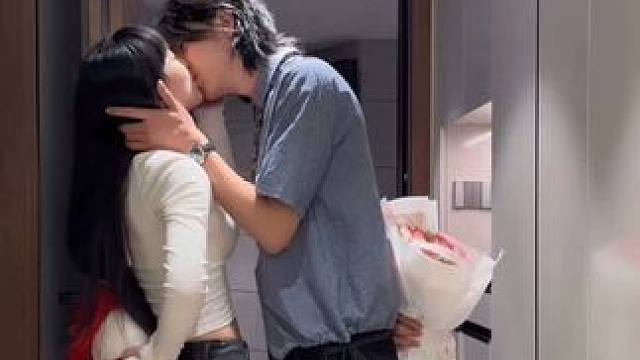 纪念日这天，我们不约而同都准备了花  #姐弟恋#纪念日#恋爱日记#浪漫 #杜杜花束