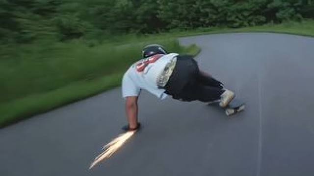 走呀少年，去见一见命运里的风#极限运动 #滑板速降 #风和自由 #危险动作请勿模仿 #泰酷辣