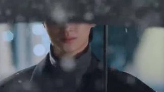 以后偶像剧把折叠伞扔远一点好吗 #与恶魔有约#爱你#背着善载跑 #偶像剧#娱乐评论大赏