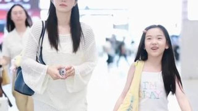 真的很难不感叹一句：吾家有女初长成！#董璇女儿小酒窝 #黄多多 #王诗龄