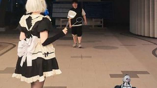 女仆的话当然要用锅铲打羽毛球